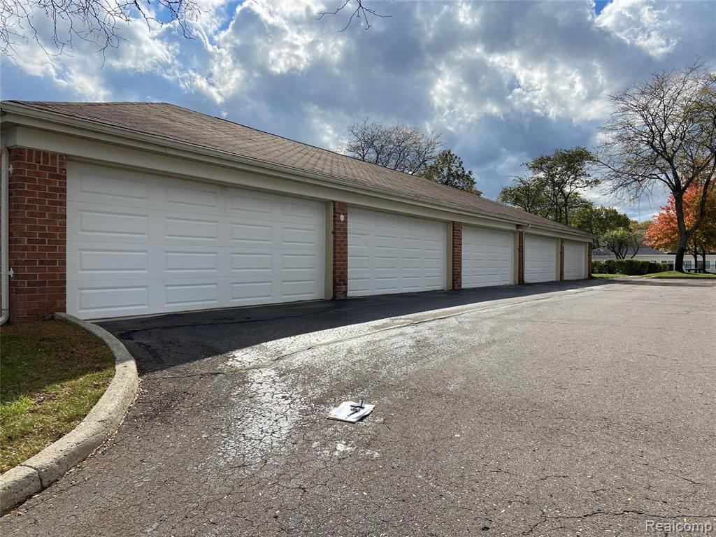 29644 Middlebelt Road, Unit 54 Farmington Hills, MI 48334 - Photo 27 of 31