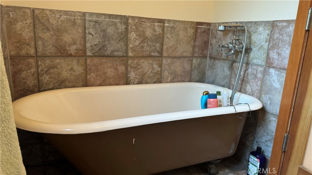 2117 Colby Avenue West Los Angeles, CA 90025 - Photo 17 of 43 a bathroom with a bathtub