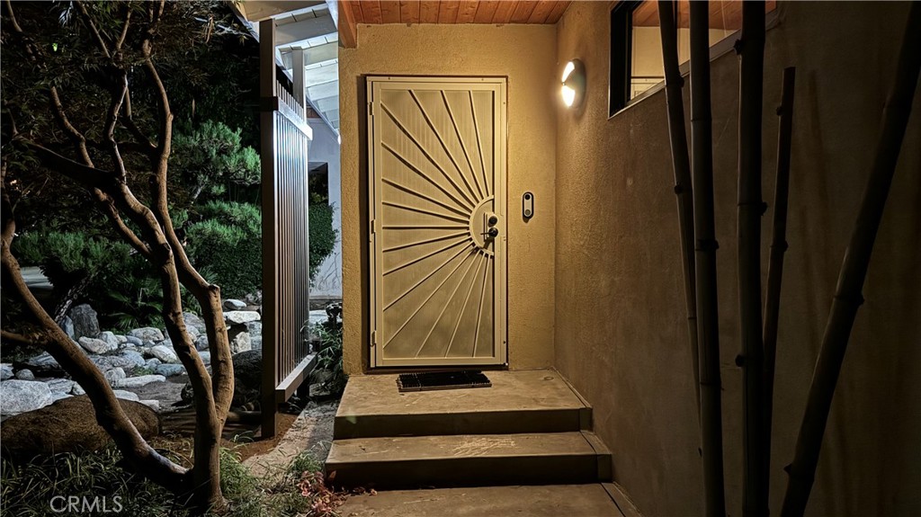 2117 Colby Avenue West Los Angeles, CA 90025 - Photo 20 of 43 a view of wooden door