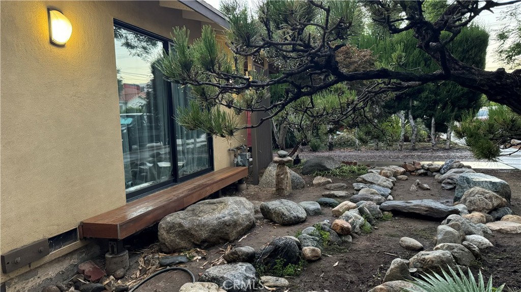 2117 Colby Avenue West Los Angeles, CA 90025 - Photo 25 of 43 a backyard of a house with table and chairs