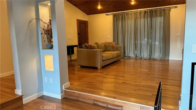 $1,674,200 | 2117 Colby Avenue, West Los Angeles, CA 90025