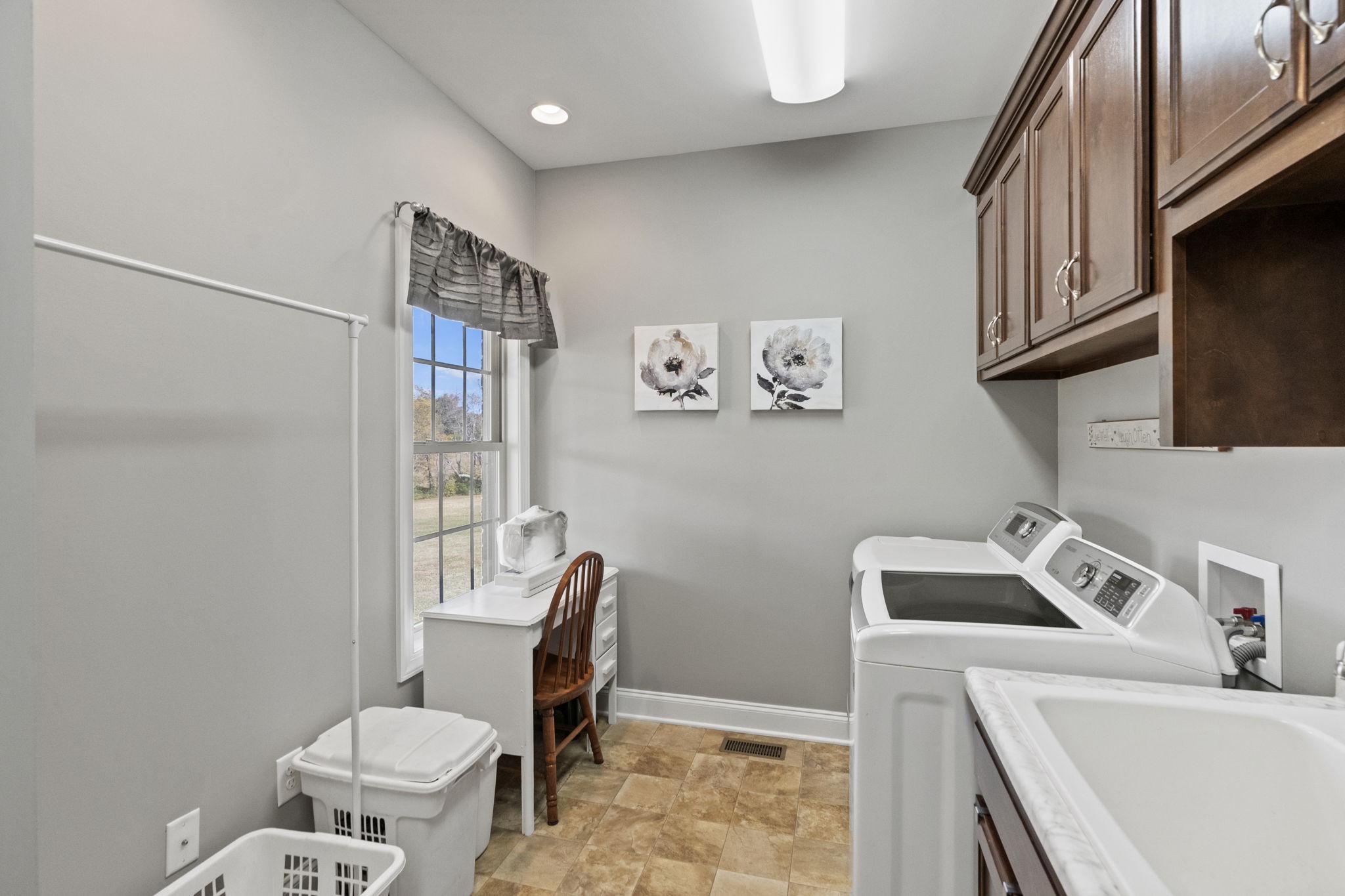 4600 Benson Road Springfield, TN 37172 - Photo 32 of 64 a bathroom with a toilet a sink and a shower