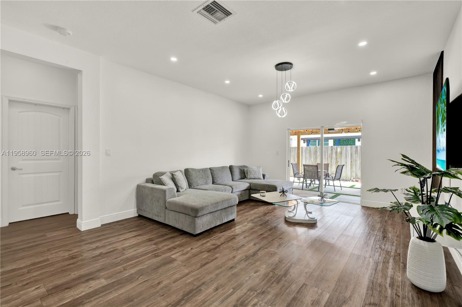 3472 Northeast 2nd Street Homestead, FL 33033 - Photo 8 of 38