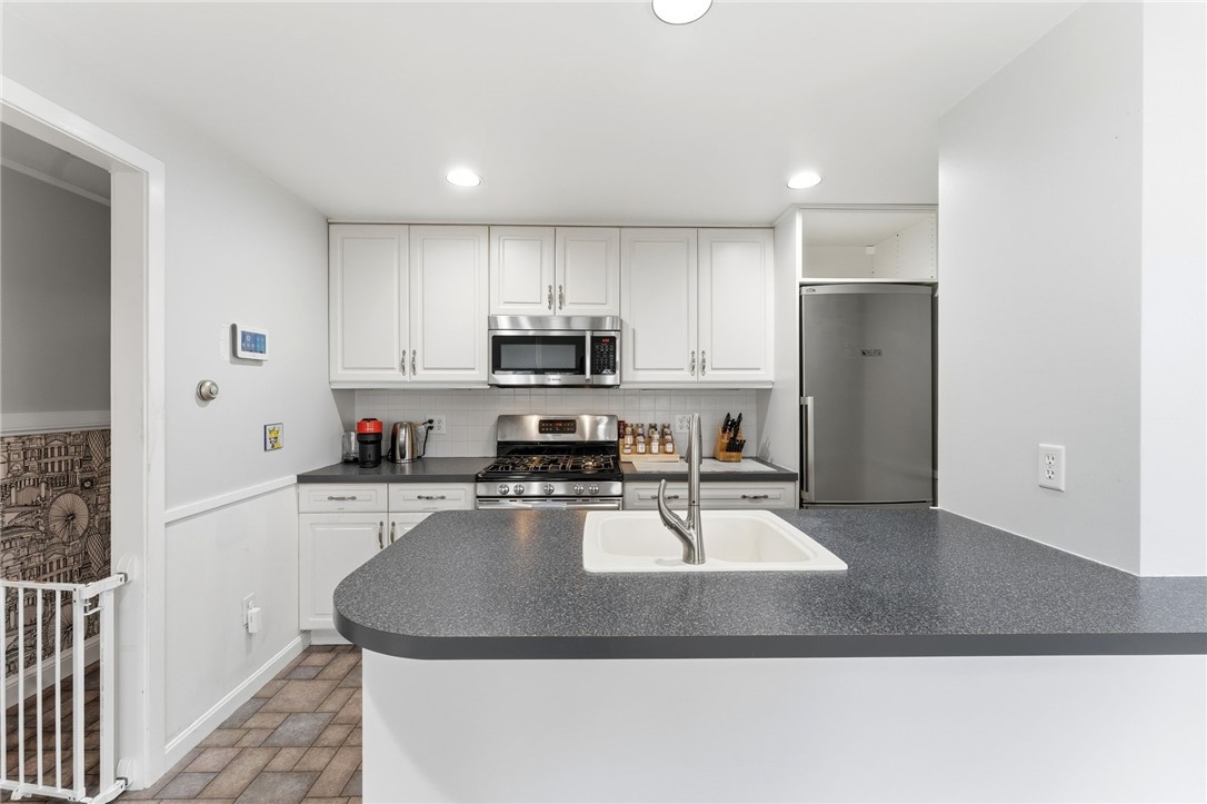 41 Whitcomb Road East Providence, RI 02915 - Photo 15 of 42