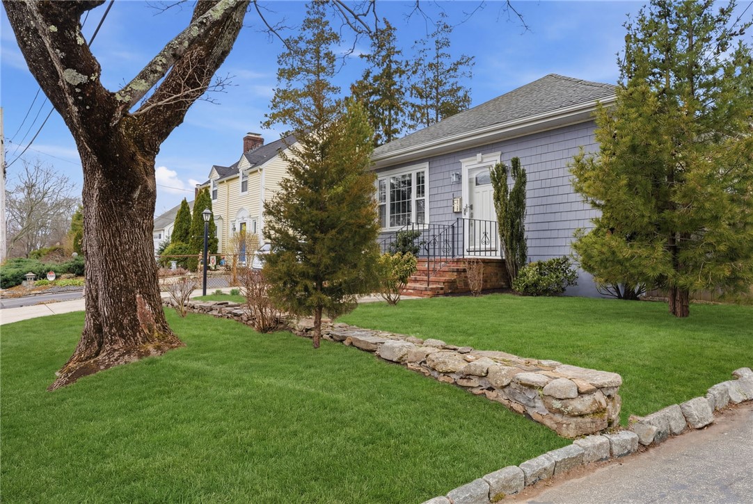 41 Whitcomb Road East Providence, RI 02915 - Photo 3 of 42