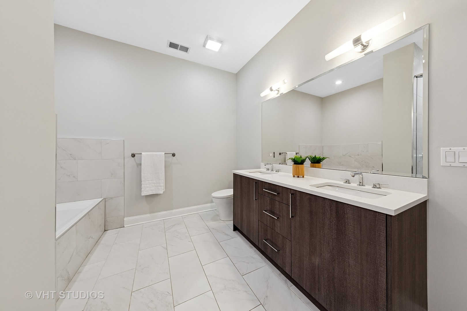 955 West Monroe Street, Unit 2C Chicago, IL 60607 - Photo 12 of 23 a spacious bathroom with a bathtub sink and mirror