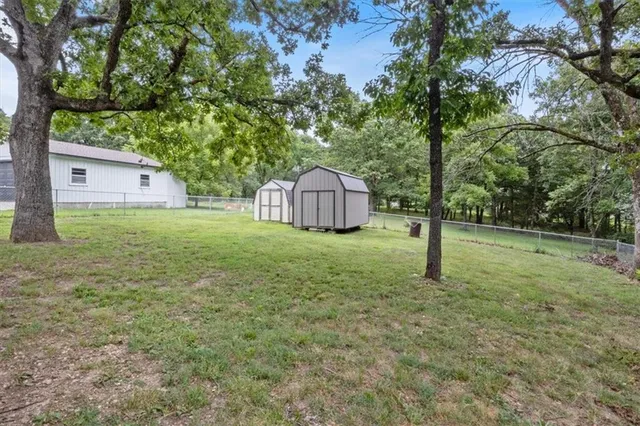 $179,900 | 23209 Oakwood Circle, Hermitage, MO 65668