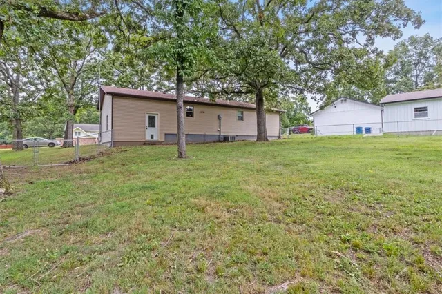 $179,900 | 23209 Oakwood Circle, Hermitage, MO 65668