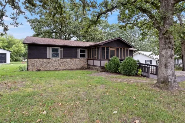 $179,900 | 23209 Oakwood Circle, Hermitage, MO 65668