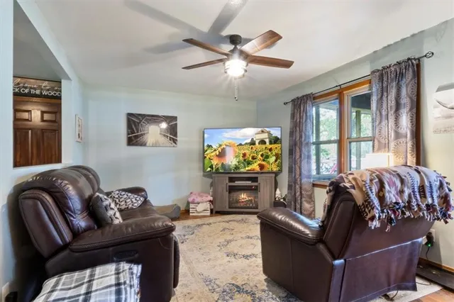 $179,900 | 23209 Oakwood Circle, Hermitage, MO 65668