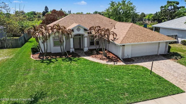 a view of a house with backyard and garden