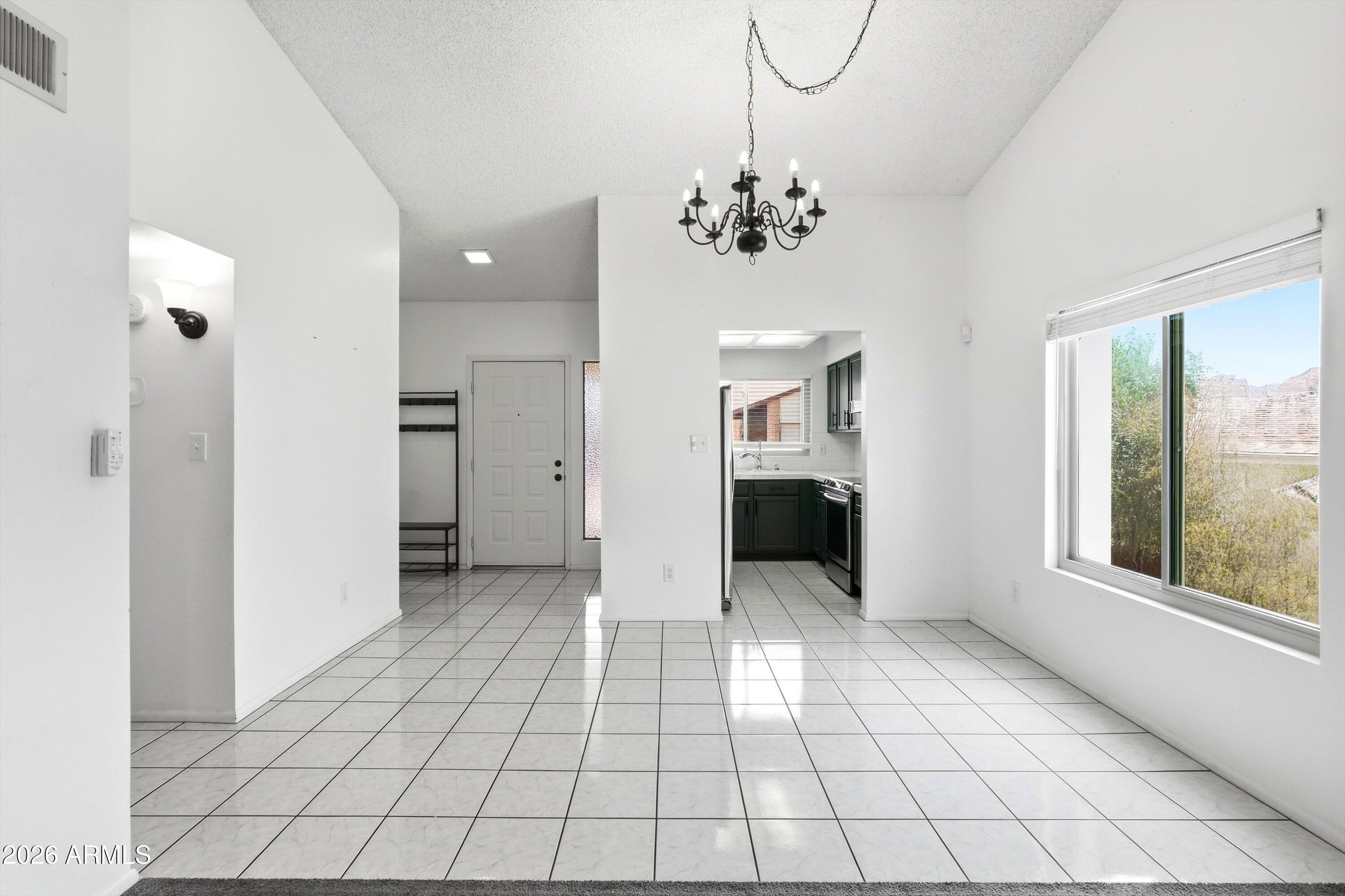 2610 West Hearn Road Phoenix, AZ 85023 - Photo 7 of 25 Dining room