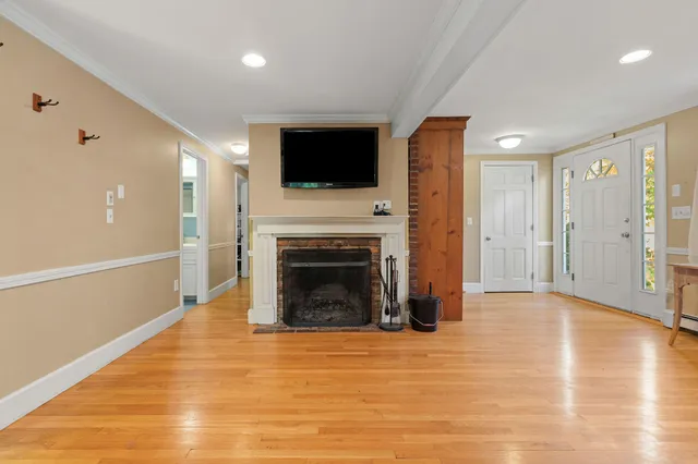 a view of a livingroom with an empty space