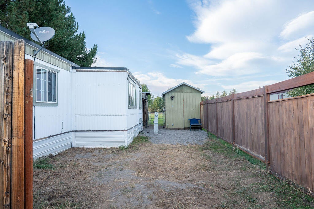 64900 Hunnell Road, Unit 51 Bend, OR 97703 - Photo 23 of 29 Side yard