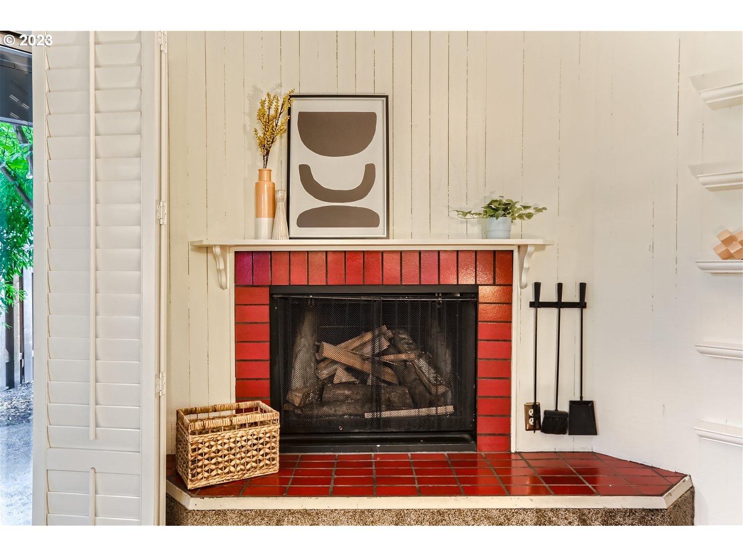 7410 South Virginia Avenue Portland, OR 97219 - Photo 12 of 27 a black and white wall with a fireplace