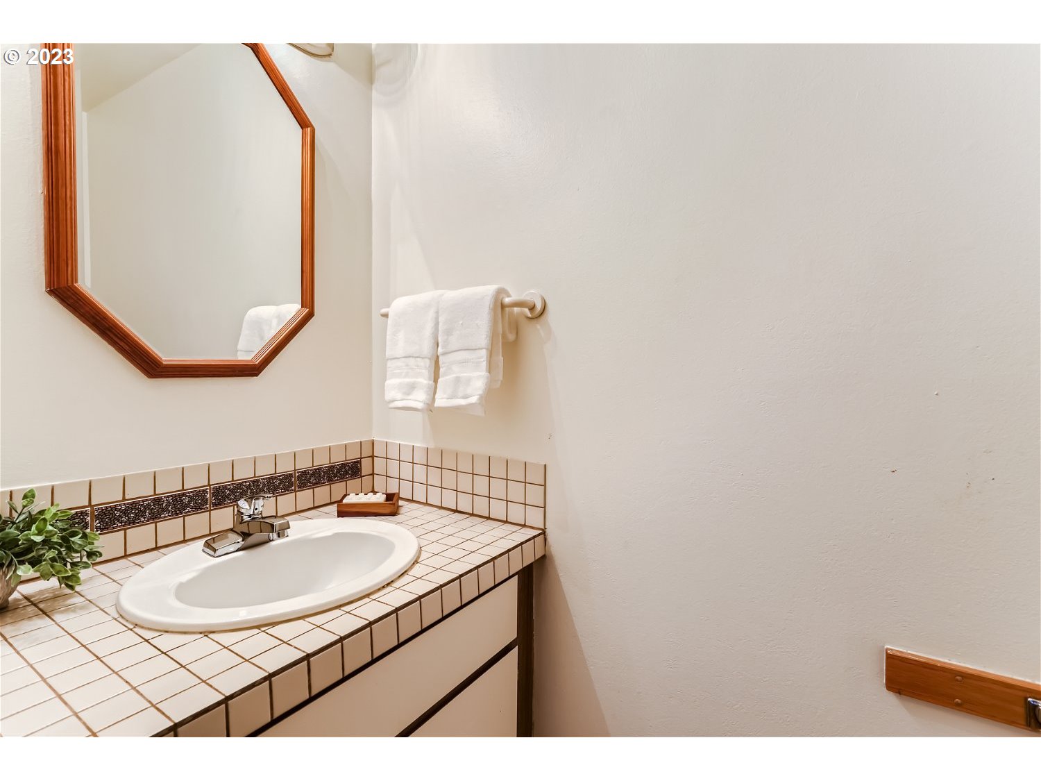 7410 South Virginia Avenue Portland, OR 97219 - Photo 14 of 27 a bathroom with a sink and a mirror
