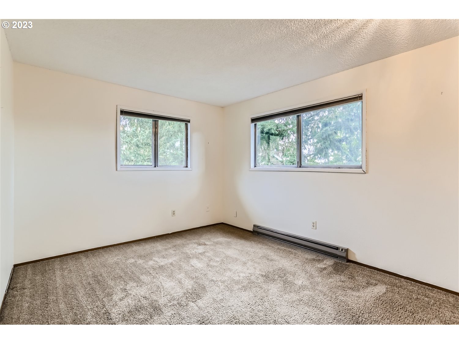 7410 South Virginia Avenue Portland, OR 97219 - Photo 20 of 27 an empty room with windows
