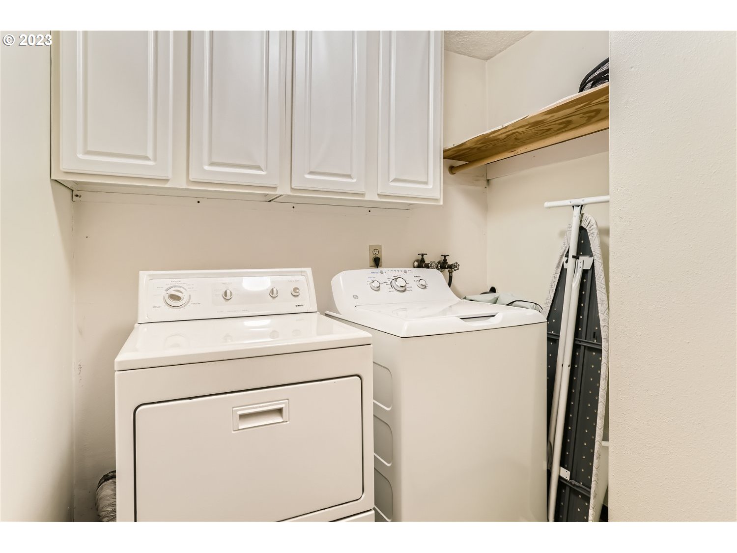 7410 South Virginia Avenue Portland, OR 97219 - Photo 21 of 27 a utility room with dryer and washer