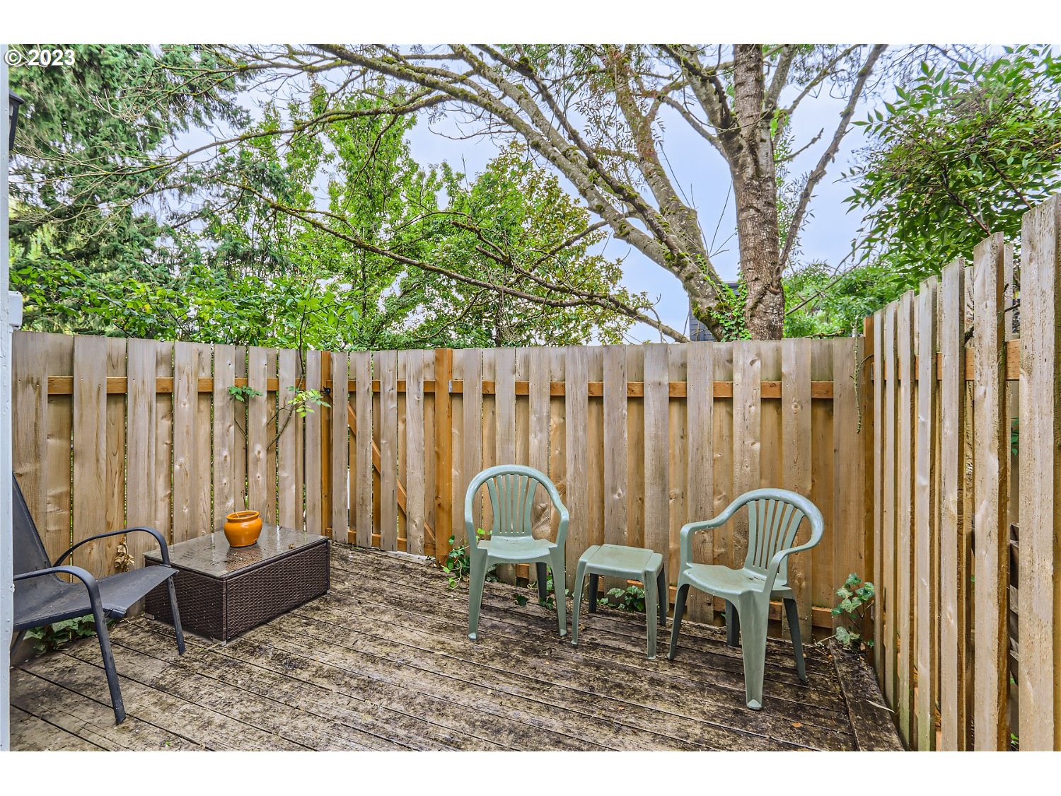 7410 South Virginia Avenue Portland, OR 97219 - Photo 23 of 27 a backyard of a house with table and chairs