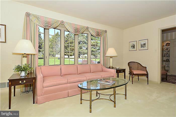 13715 Harcum Road Phoenix, MD 21131 - Photo 5 of 30 Living Room