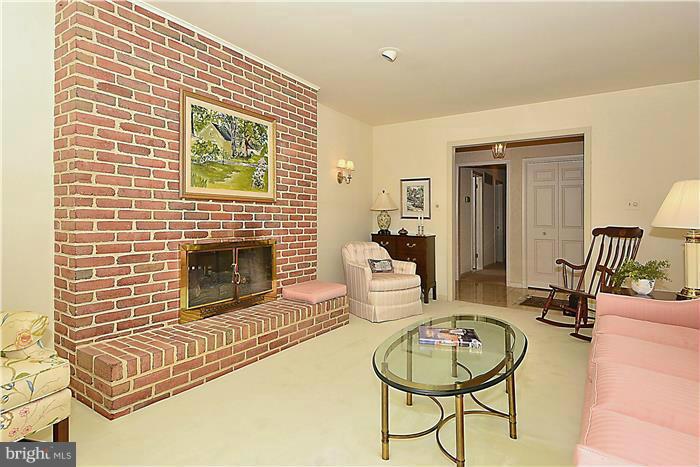 13715 Harcum Road Phoenix, MD 21131 - Photo 6 of 30 Living Room