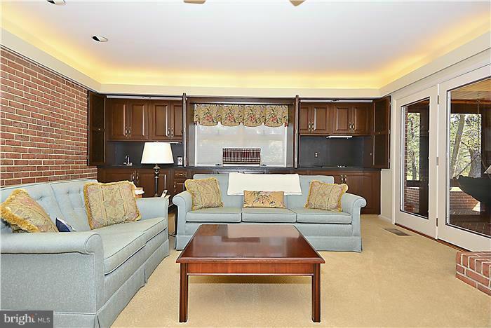 13715 Harcum Road Phoenix, MD 21131 - Photo 7 of 30 Living Room