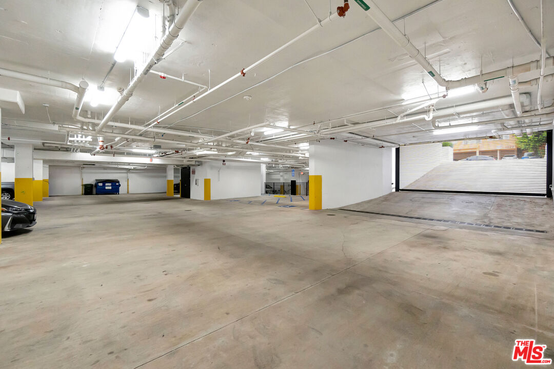 1017 North Croft Avenue, Unit PH1 Los Angeles, CA 90069 - Photo 34 of 34 a view of parking area