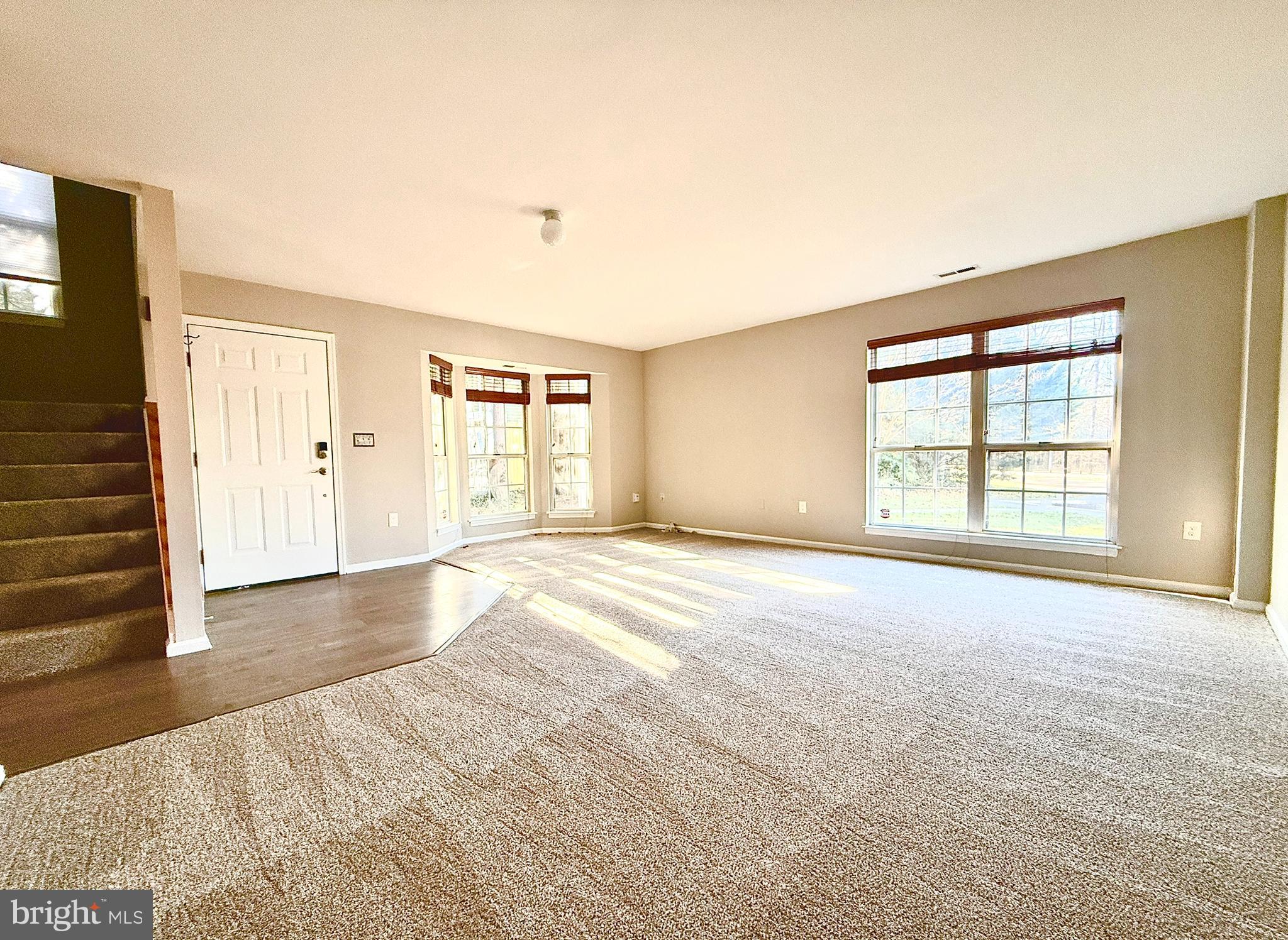 937 Breakwater Drive Annapolis, MD 21403 - Photo 6 of 27 an empty room with windows and closet