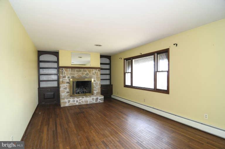 2509 Mayberry Road Westminster, MD 21158 - Photo 3 of 25 Living Room
