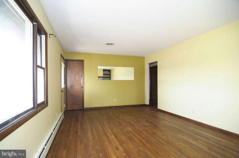 2509 Mayberry Road Westminster, MD 21158 - Photo 4 of 25 Living Room