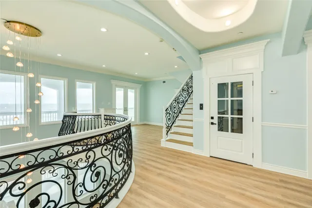 a view of entryway with an window