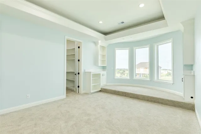 an empty room with windows and pillars in it