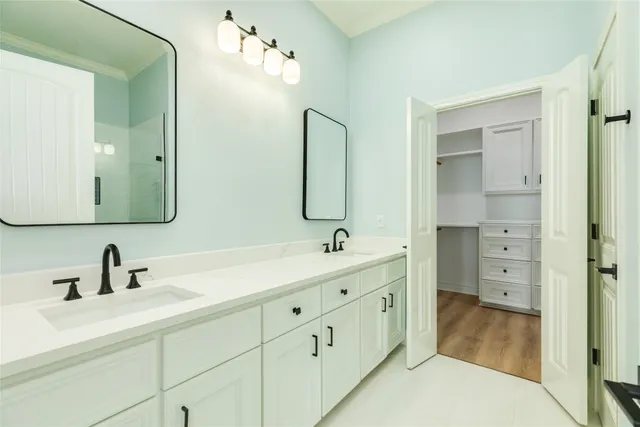 a en suite bathroom with double sink and a mirror