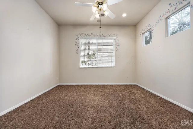 a view of entrance gate of house and green space