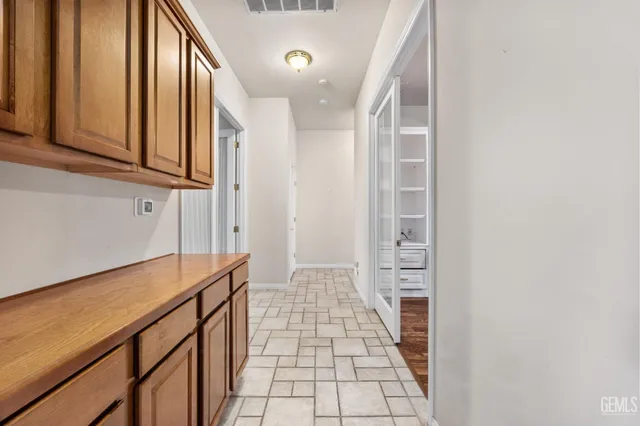 a view of a yard with plants