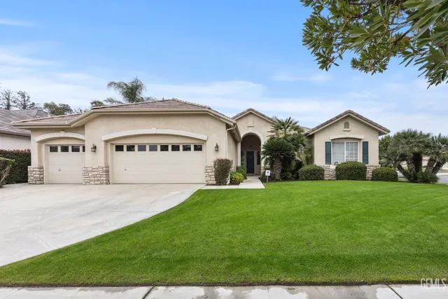 a view of a house with a yard