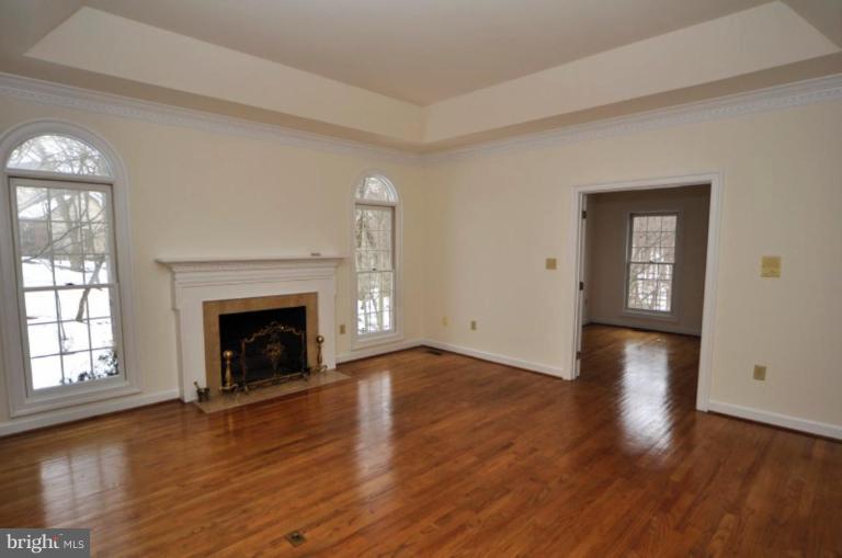 3128 Hunt Road Oakton, VA 22124 - Photo 11 of 26 Living Room