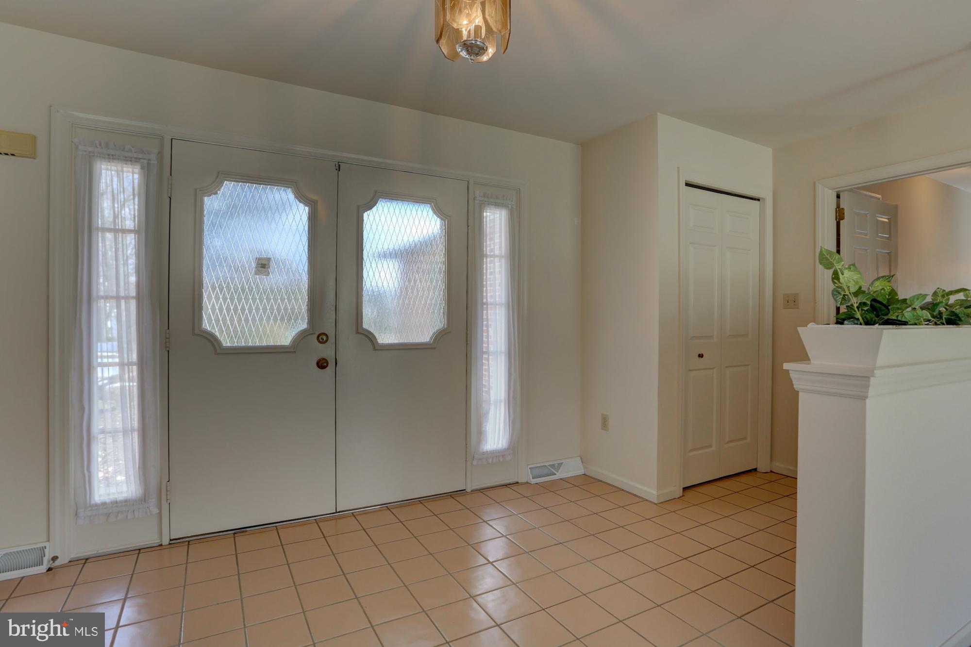 250 Wallingford Road Strasburg, PA 17579 - Photo 3 of 17 Foyer Entrance