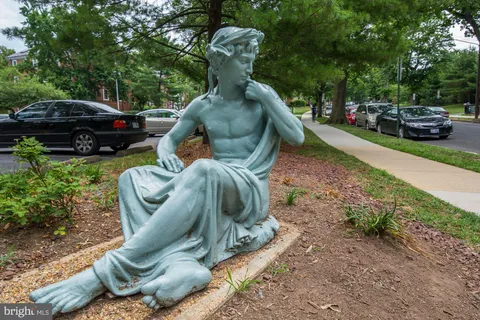 a view of a yard with furniture