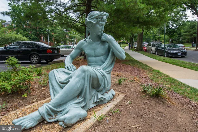 a view of a yard with furniture