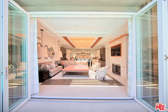 $14,995 | 3054 Elvido Drive, Los Angeles, CA 90049