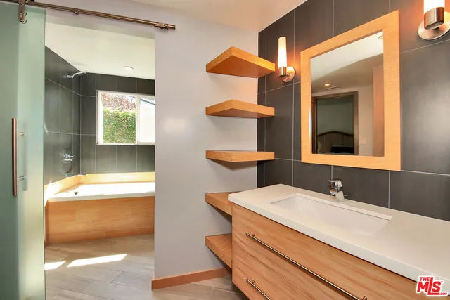 $14,995 | 3054 Elvido Drive, Los Angeles, CA 90049