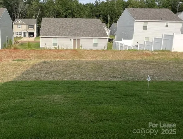 a view of an house with backyard