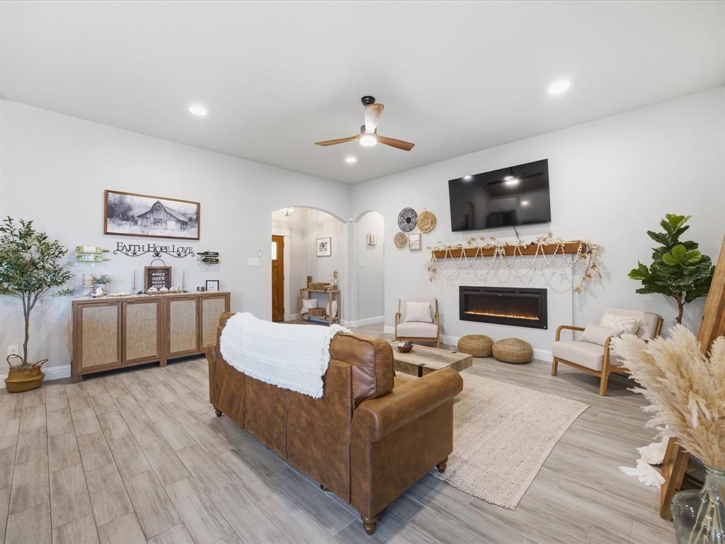 956 Sam Street Springtown, TX 76082 - Photo 5 of 38