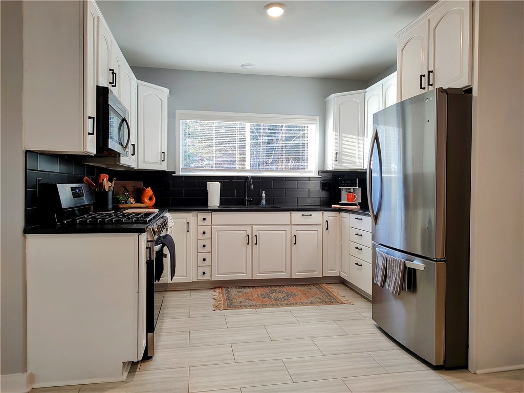 209 Riggs Drive Clemson, SC 29631 - Photo 8 of 32 Kitchen with new leathered granite