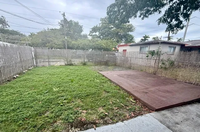 a view of a backyard