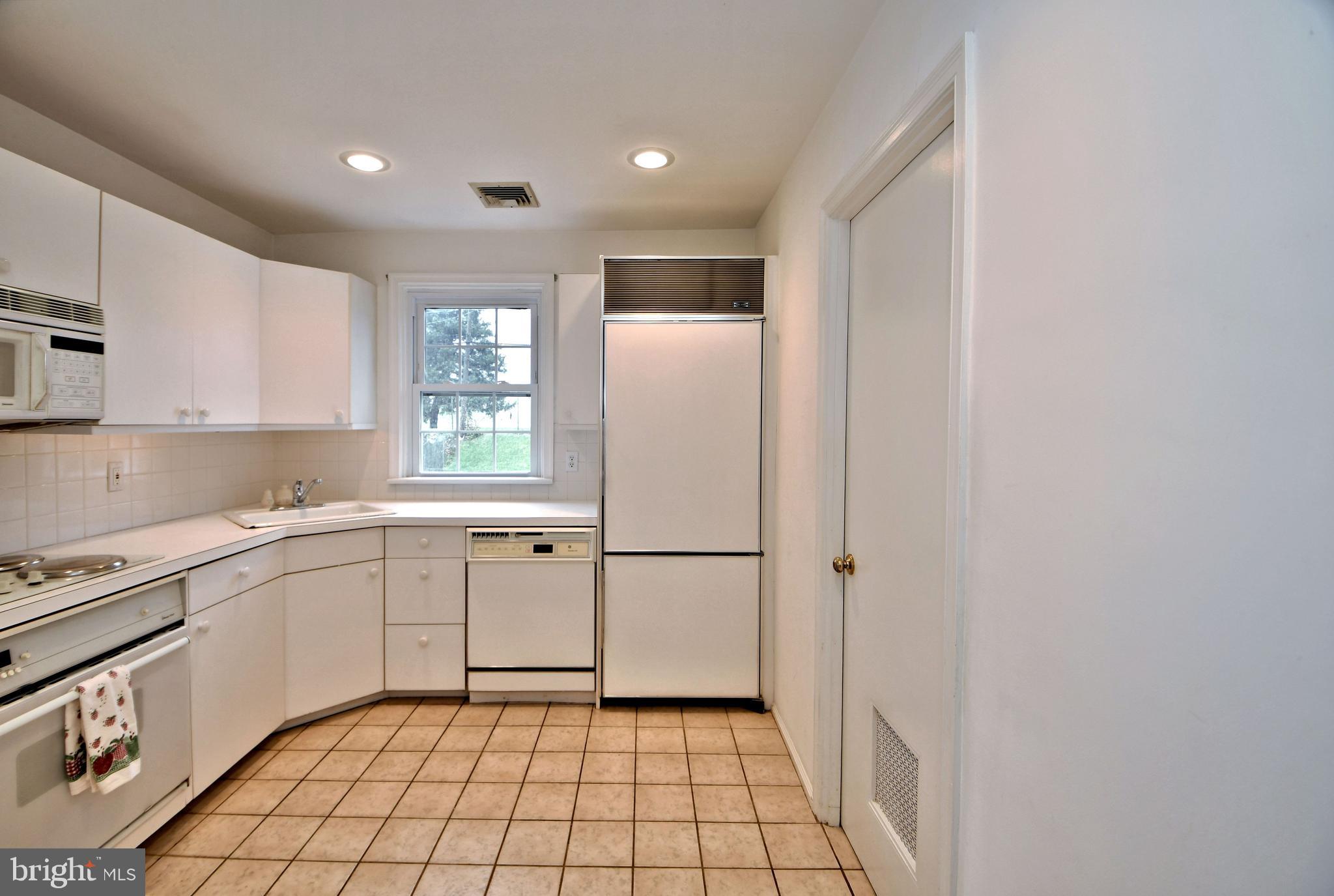 1015 Edann Road Oreland, PA 19075 - Photo 16 of 46 Kitchen
