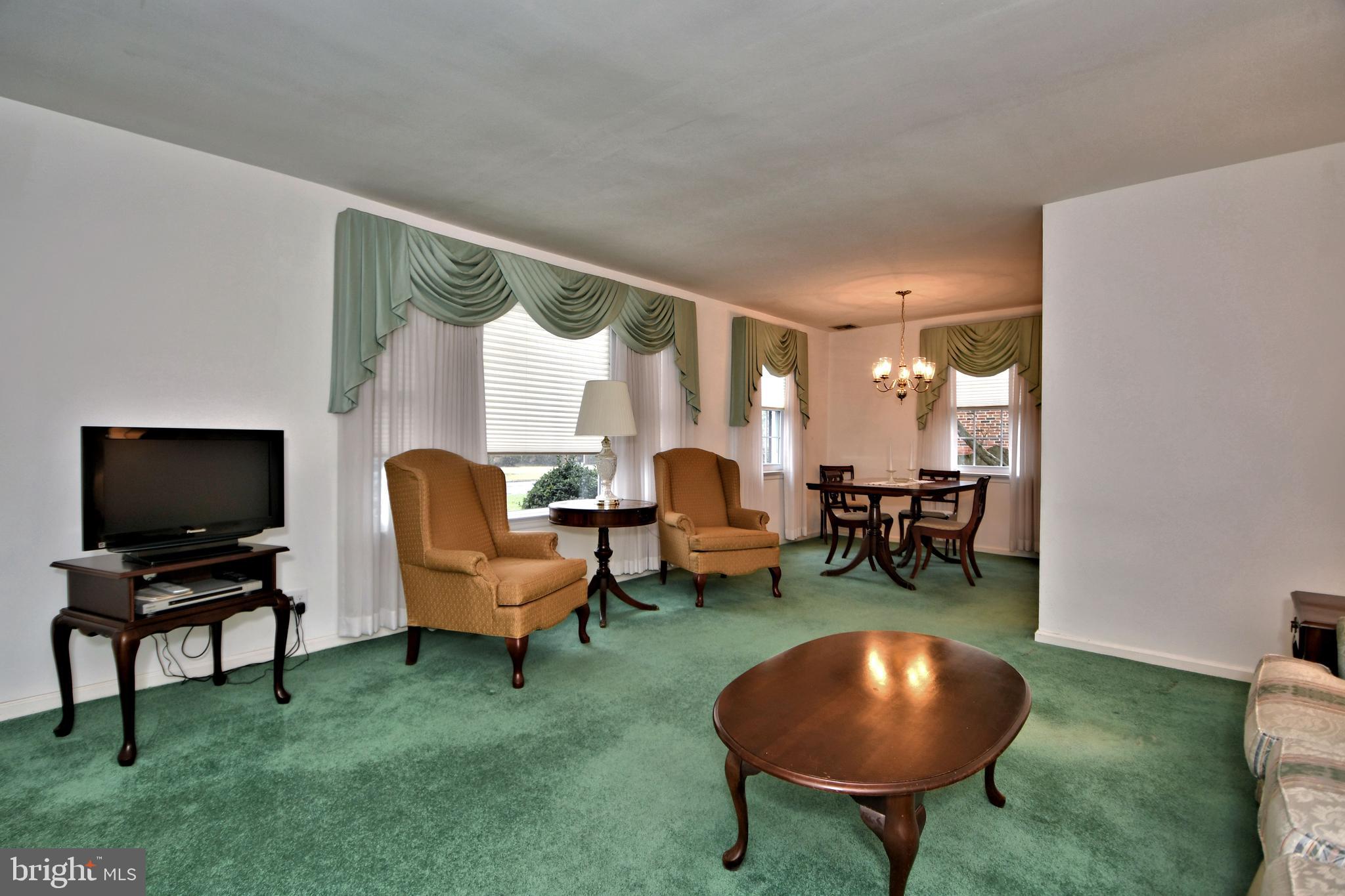 1015 Edann Road Oreland, PA 19075 - Photo 6 of 46 Livingroom