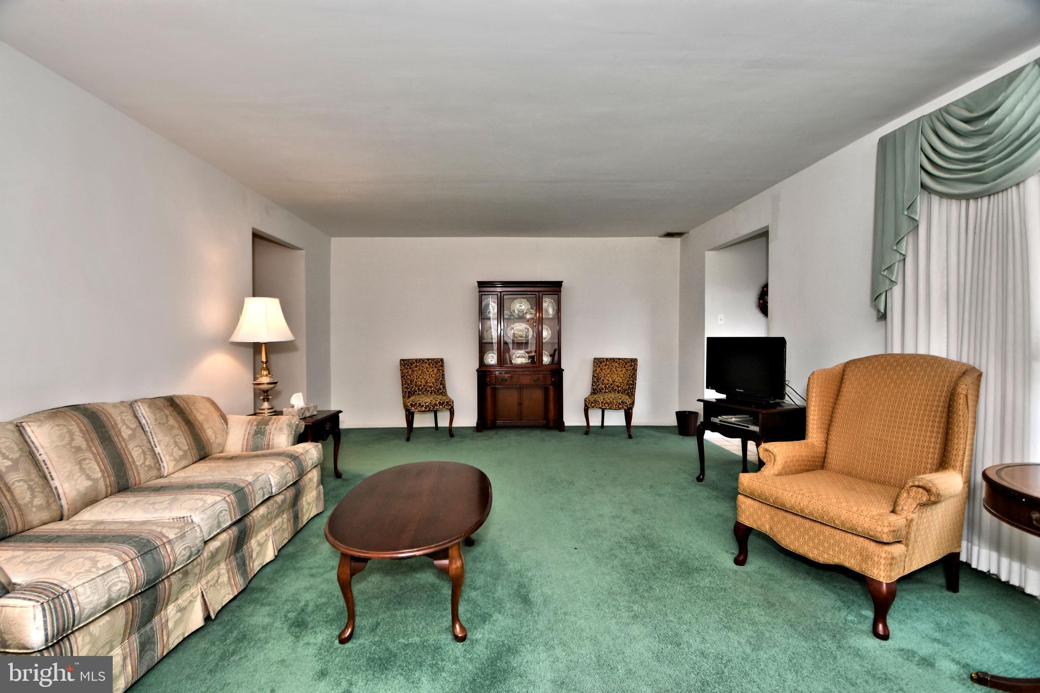 1015 Edann Road Oreland, PA 19075 - Photo 8 of 46 Livingroom