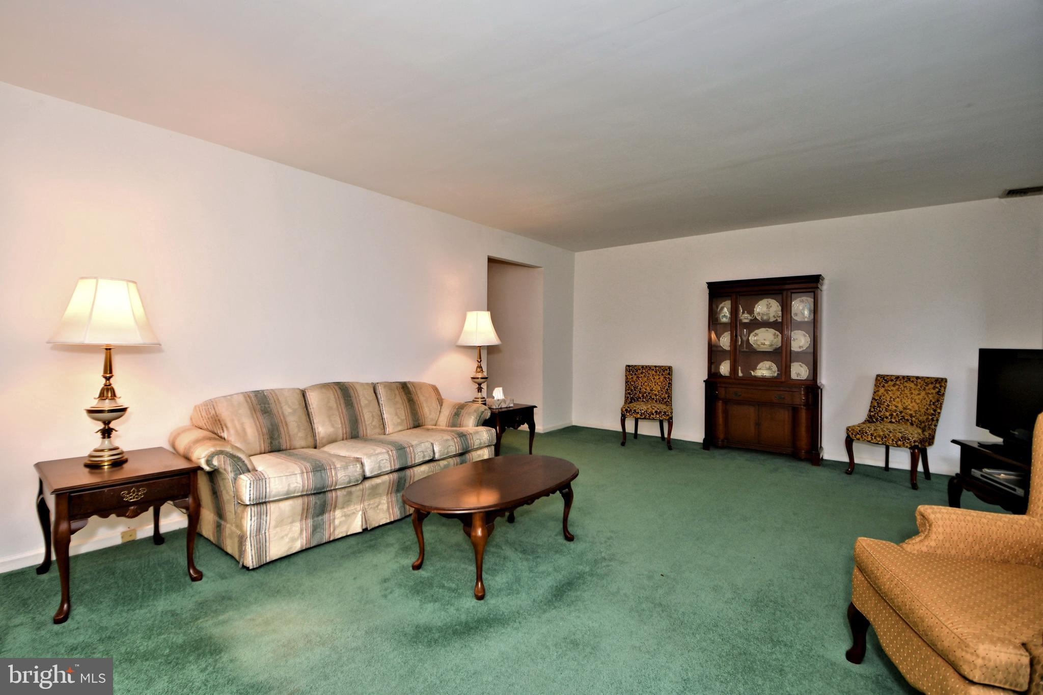 1015 Edann Road Oreland, PA 19075 - Photo 10 of 46 Livingroom